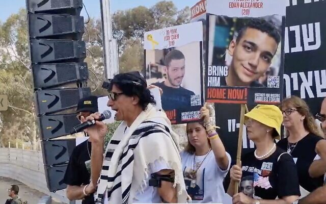 Eli Shtivi (à gauche) et Varda Ben Baruch avec un chapeau jaune (à droite), à la frontière de Gaza, le 29 août 2024. (Crédit : Forum des familles des otages et disparus)